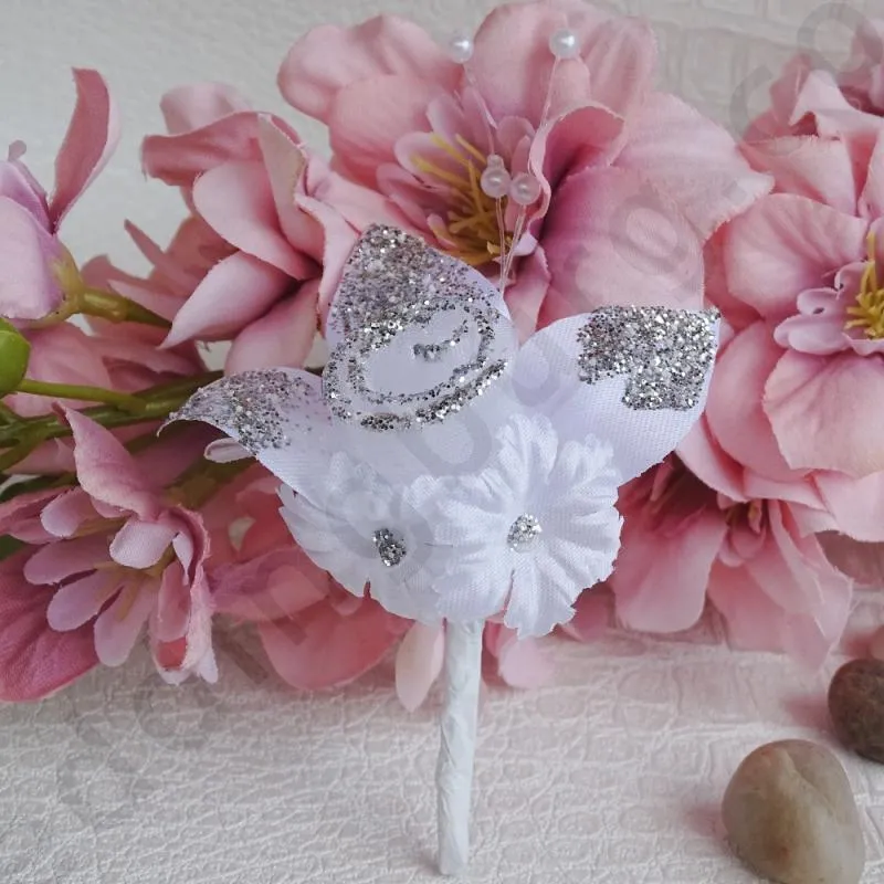 Бутониера за гости на сватба - Бяла роза от органза, посипана със сребрист брокат, модел 140