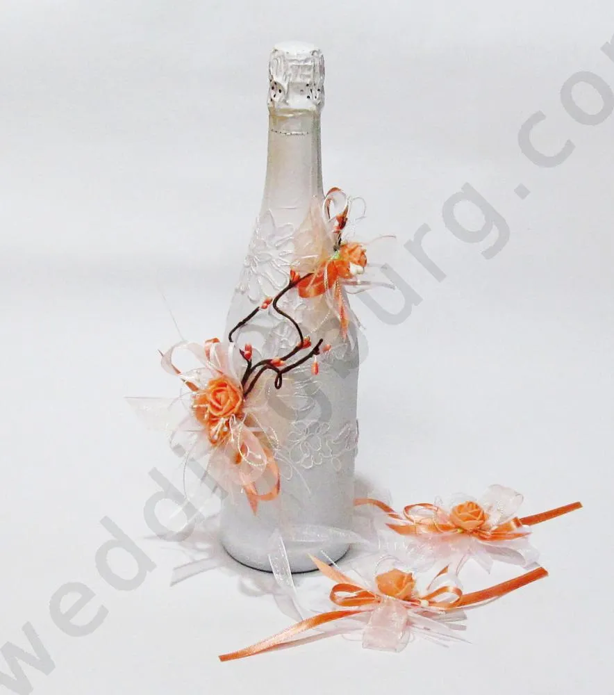 Сватбено шампанско в комплект с украса за чаши изработени в цвят праскова, модел SH90